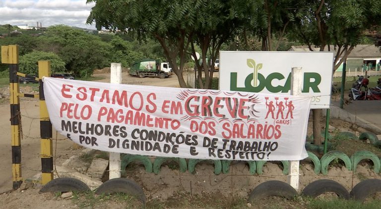 Garis fazem paralisação em Caruaru cobrando salários e horas extras