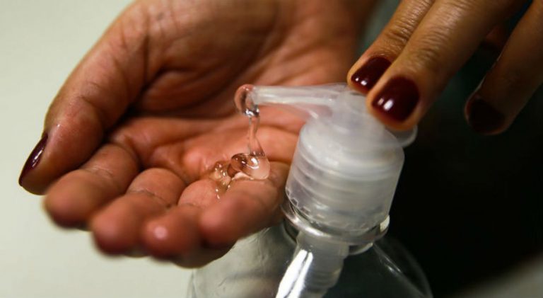 Faculdade doa álcool em gel para abrigo em Garanhuns