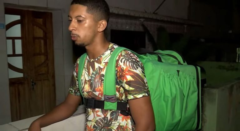 Vaquinha arrecada mais de R$ 50 mil para motoboy que fazias entregas a pé