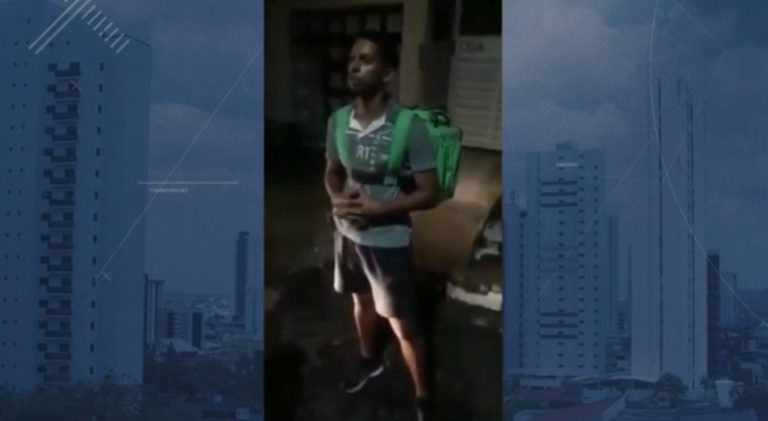 Entregador de comida faz delivery a pé em Caruaru e vídeo viraliza