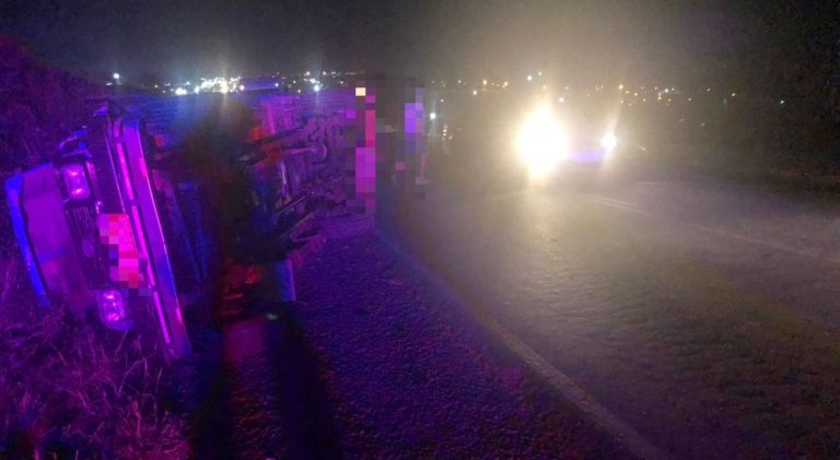 Mulher morre e cinco pessoas ficam feridas após colisão entre jipe e carro na BR-104, em Toritama