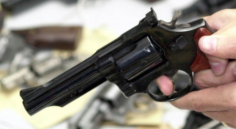 Dupla é suspeita de invadir centro de saúde e assaltar pacientes em Serra Talhada