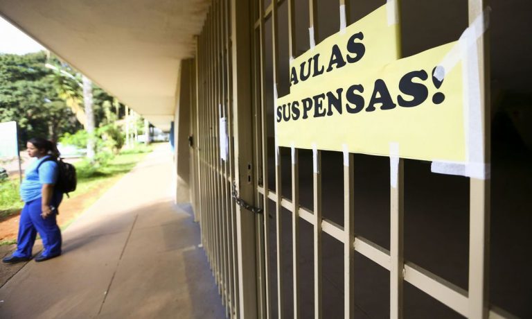 Professores da rede pública de Pernambuco decidem iniciar greve a partir desta terça (6)