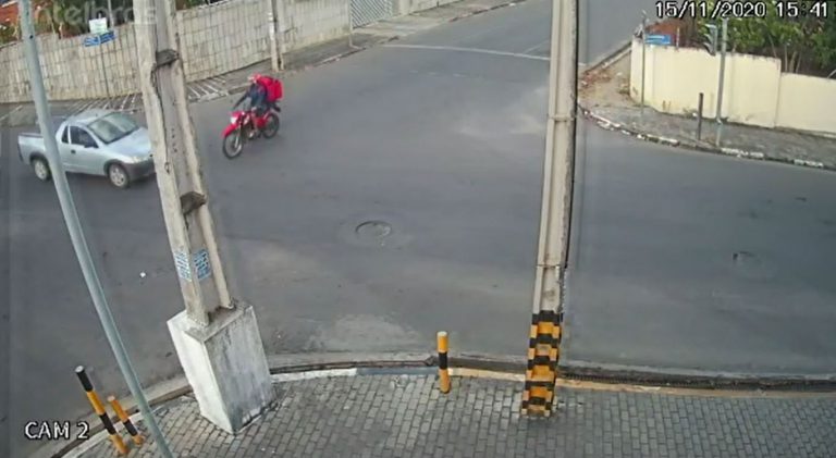 Entregador de aplicativo é arremessado após colisão em Caruaru