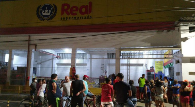 Mulher é assassinada a tiros dentro de supermercado no Recife