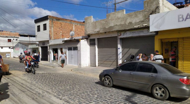 Homem agride esposa com tampa de vaso sanitário e é encontrado morto