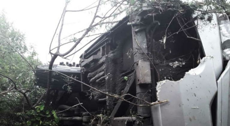 Ônibus tomba na BR 423 e deixa uma pessoa morta