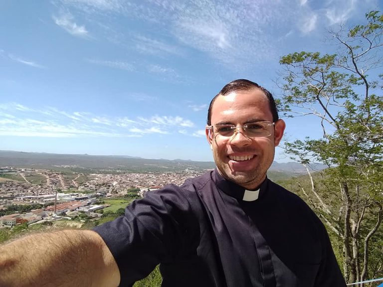 Padre Fernando Lima teria salvo duas pessoas antes de morrer afogado