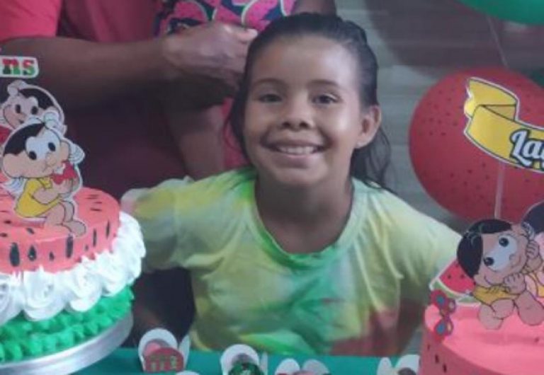 Família de criança esmagada por placa de concreto de muro do metrô recebe comida e transporte para ir a hospital
