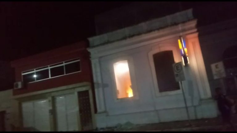 Bandidos explodem agência da Caixa em Escada