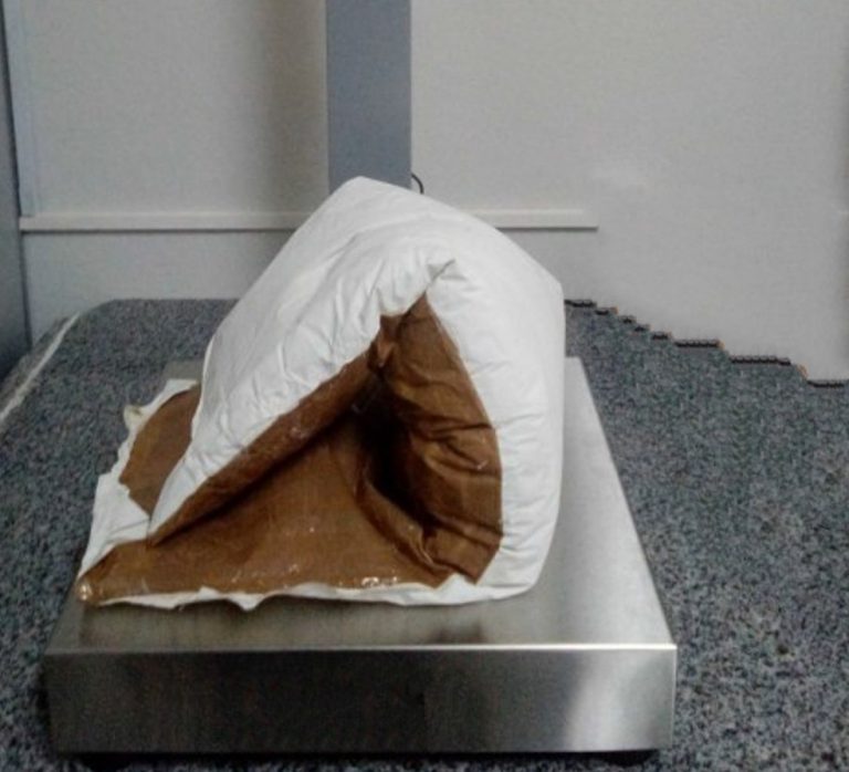 Manicure é presa ao ser flagrada usando cinta com quatro quilos de cocaína, no Aeroporto Internacional do Recife