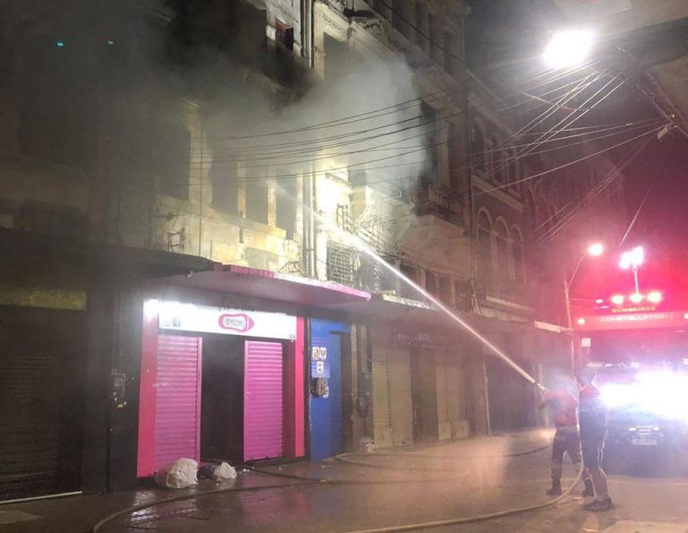 Incêndio atinge loja de sapatos no Centro do Recife