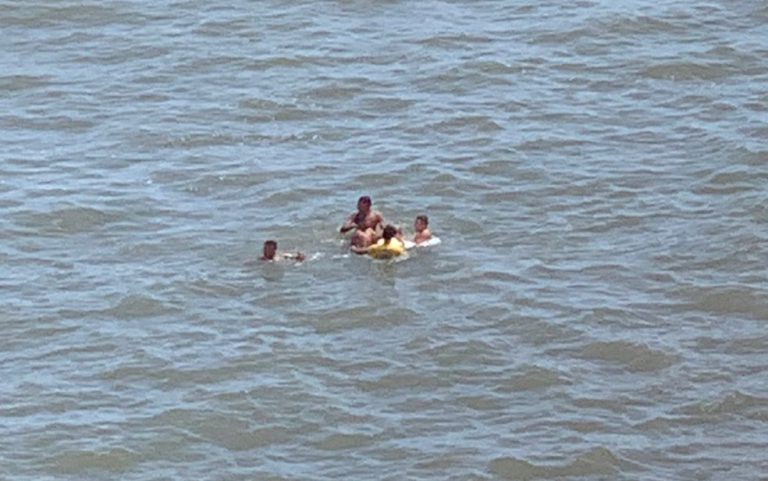 Homem se afoga e três são resgatados no mar em Barra de Jangada, em Jaboatão