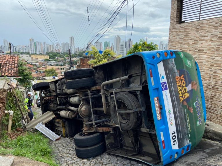 Micro-ônibus tomba em rua do Vasco da Gama, no Recife