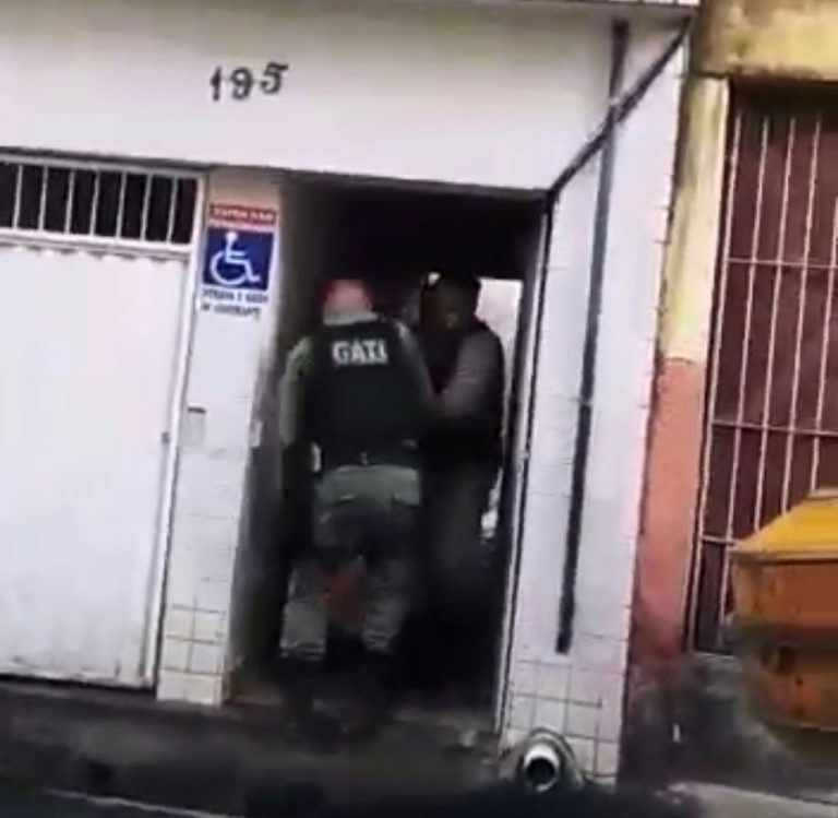 Homem é preso em flagrante após matar a facadas ex-sogra e ex-cunhado no Recife