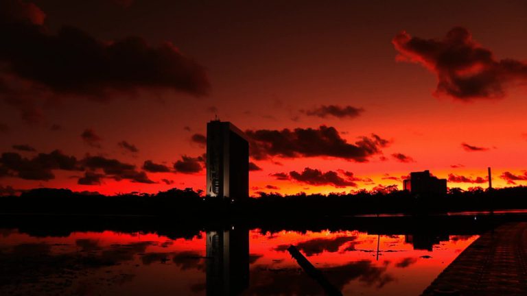 Céu amanhece com tons de vermelho e rosa no Grande Recife