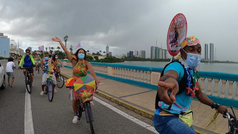 Sem festas nas ruas, ciclistas curtem domingo de carnaval andando de bicicleta ao som de frevo