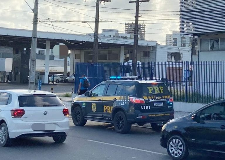 Bateria de carro explode e deixa homem ferido na BR-101 em Recife