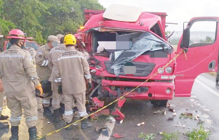 Duas pessoas ficam feridas após carreta tombar e ser atingida por caminhão na BR-101 em Paulista