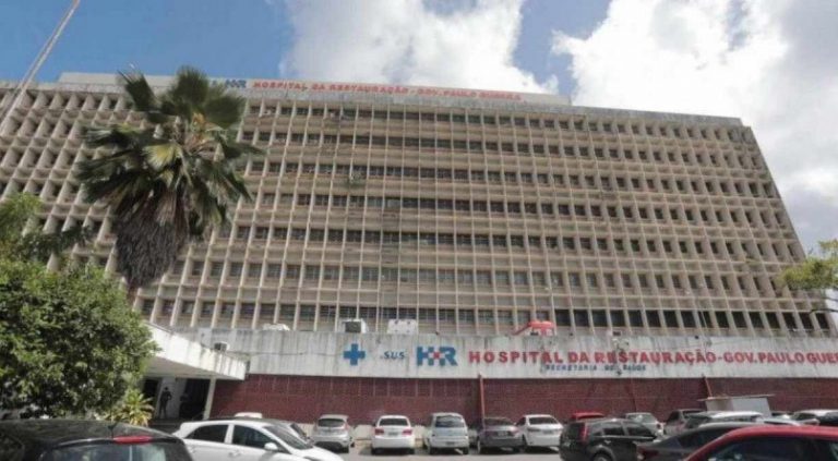 Teto do Hospital da Restauração desaba após rompimento de tubulação de água