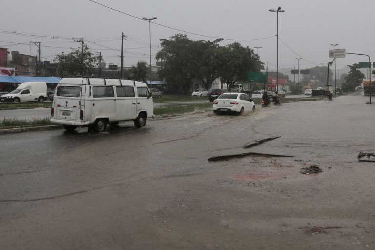 Chuvas causam alagamentos em trechos da RMR neste sábado (4)