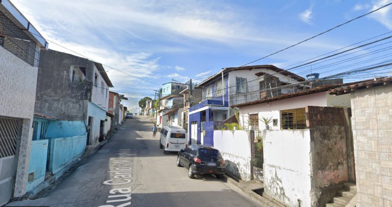 Adolescente bate em fiação e cai no asfalto após “surfar” em ônibus, na Zona Norte do Recife