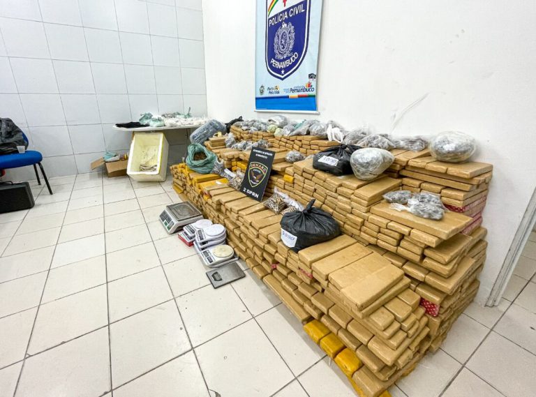 Polícia aprende mais de uma tonelada de maconha dentro de flat em Boa Viagem