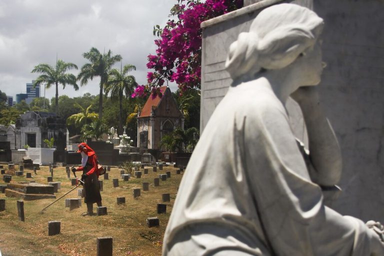 Cemitérios públicos e privados se preparam para receber visitantes no Dia de Finados